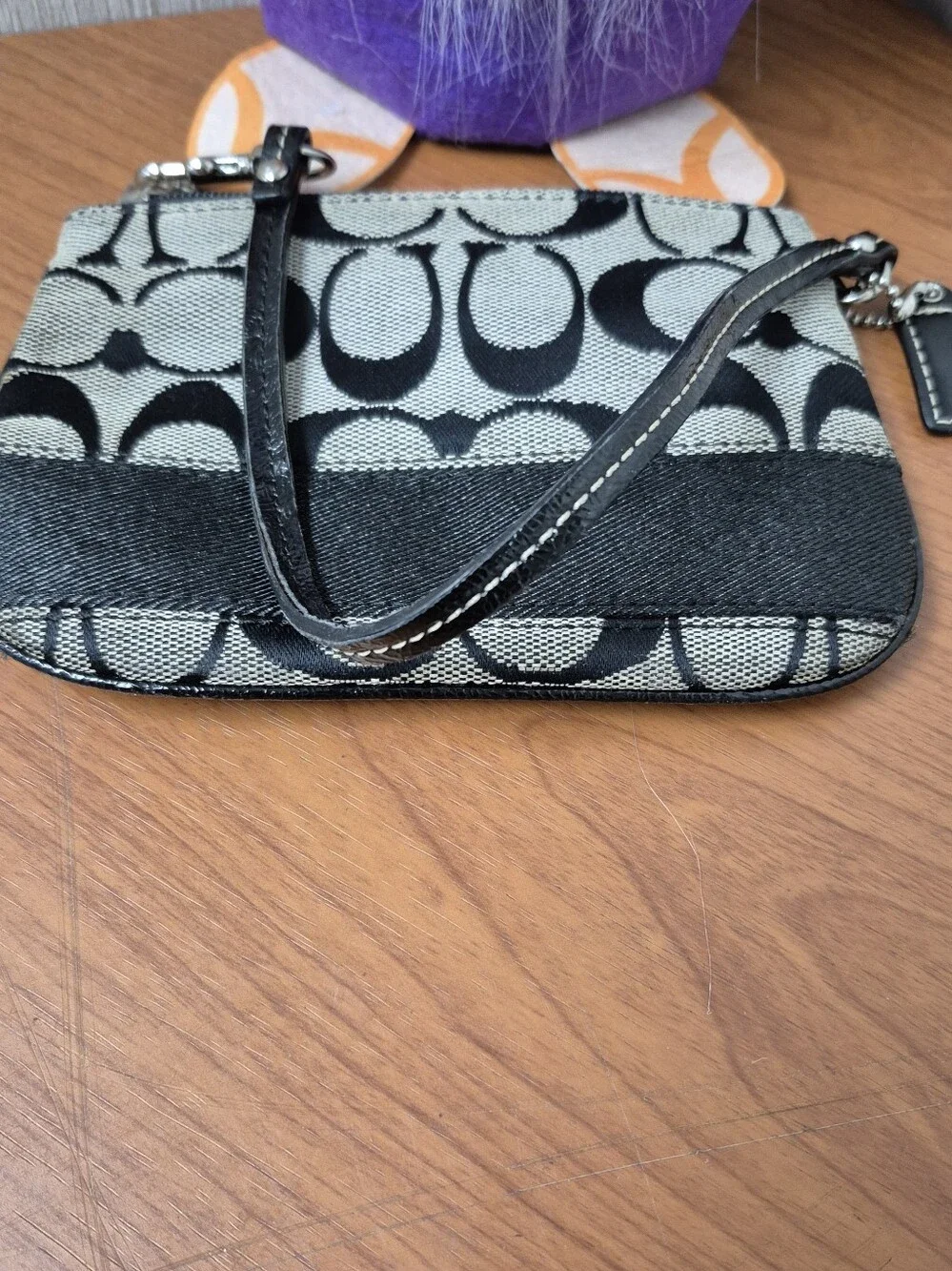 Coach Black & Beige Signature Zip Wristlet With Hang Tag. LIKE NEW. NO CALL OUTS - Picture 6 of 10